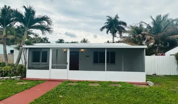 640 Oak Street front of house