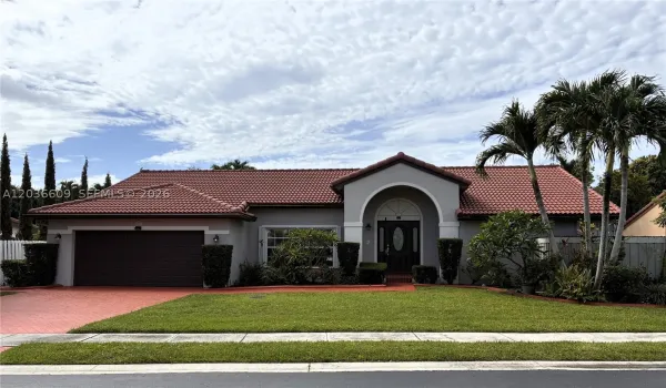 Front of House Pic 7