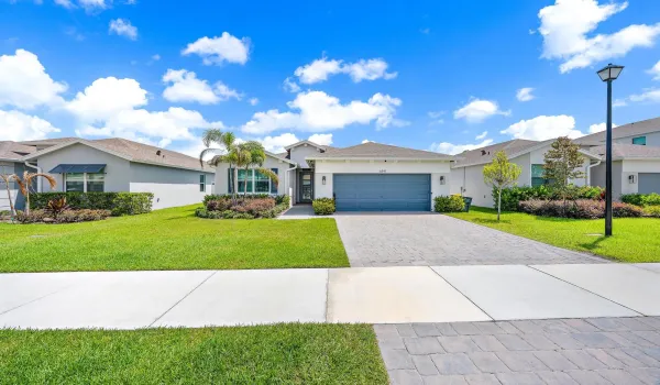 6841 SE Pk Trce Dr-1
