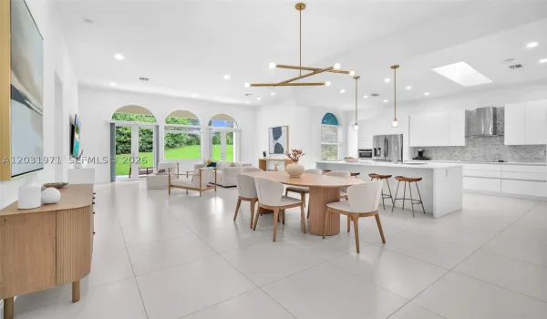Open floor plan, light and bright