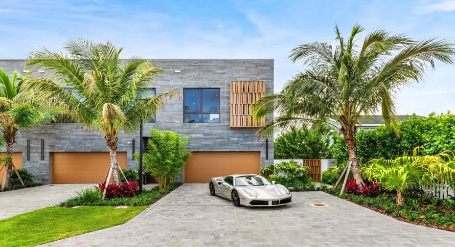 917 Garage and Driveway