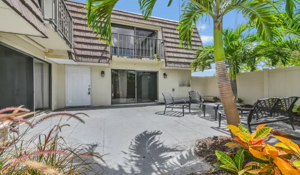 18 Patio 01
