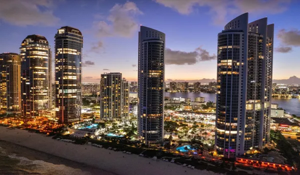 114-18101 Collins Ave