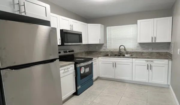 WOOD KITCHEN W/STAINLESS STEEL APPLIANCE