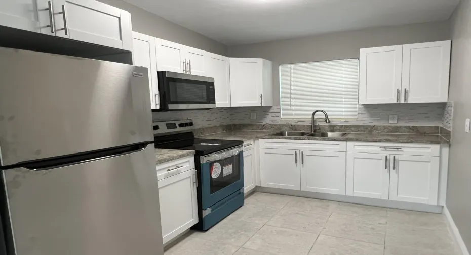 WOOD KITCHEN W/STAINLESS STEEL APPLIANCE