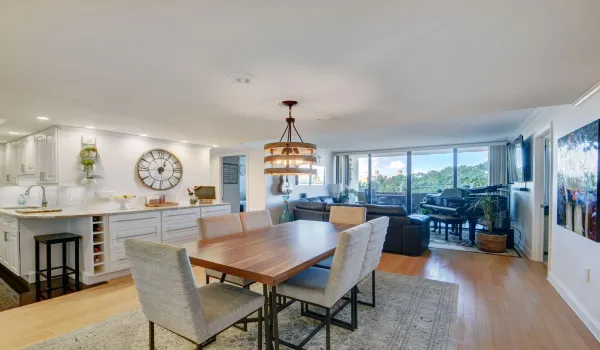 Entry overlooking Unit