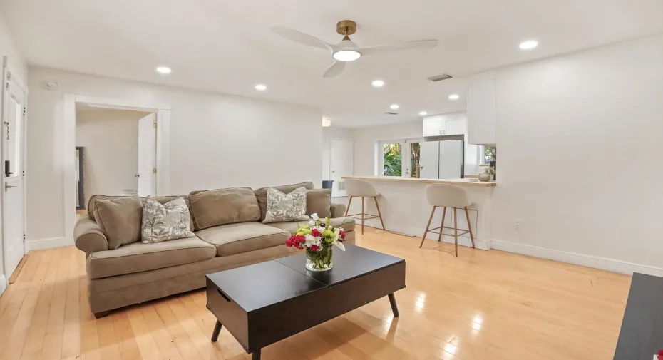 07 Living Room 02