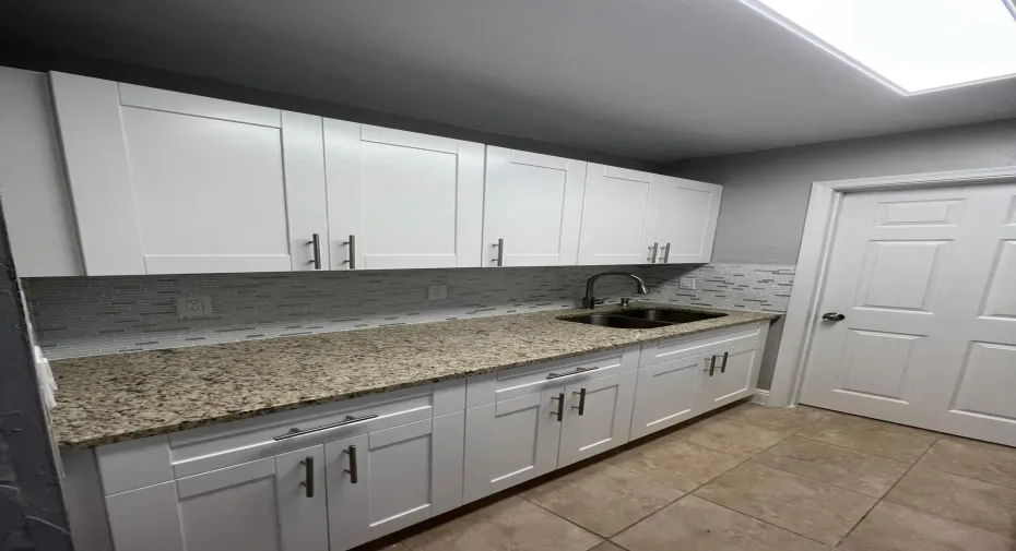 WOOD KITCHEN W/GRANITE COUNTERS