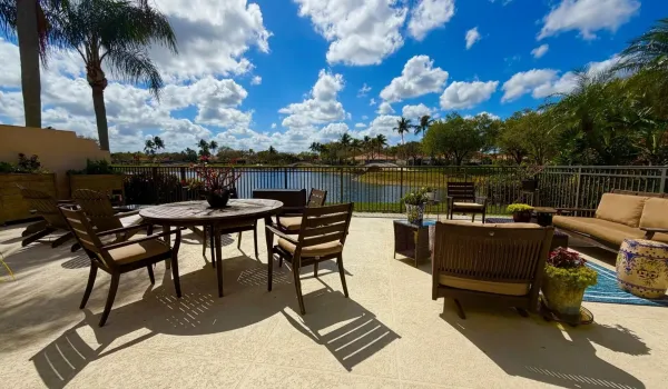 Beautiful Patio & Lake View