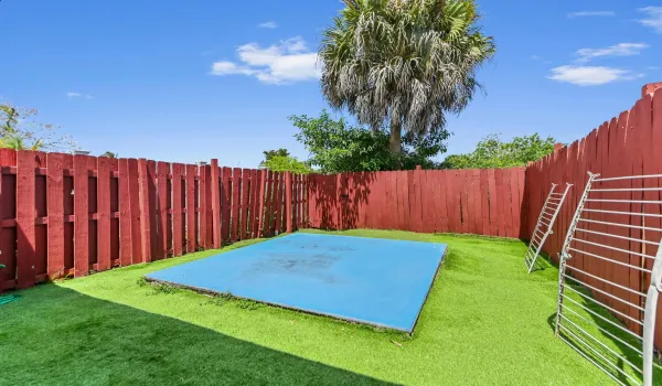 29 backyard 01