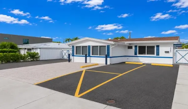 Exterior / Driveway