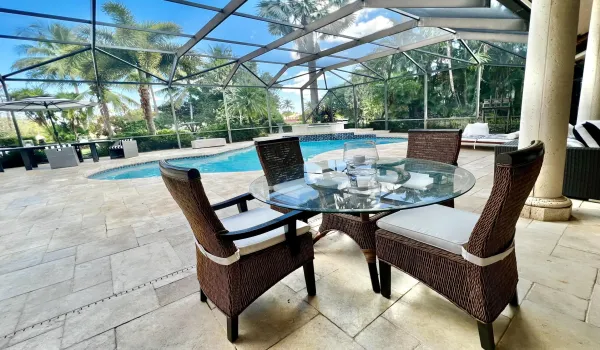 LARGE SCREENED POOL