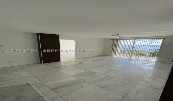 LIVING ROOM OFFERS BREATHTAKING BAY VIEW !!