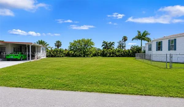 Photo has been enhanced to show lot without trailer.