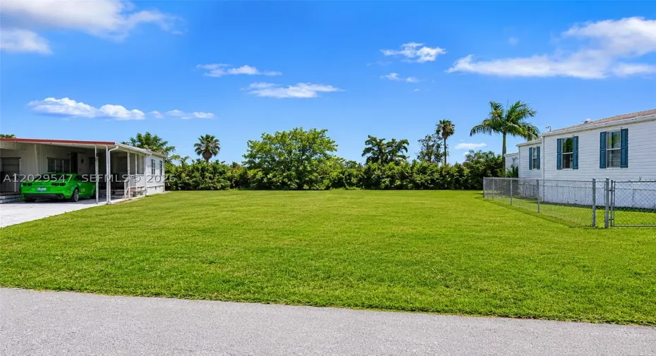 Photo has been enhanced to show lot without trailer.