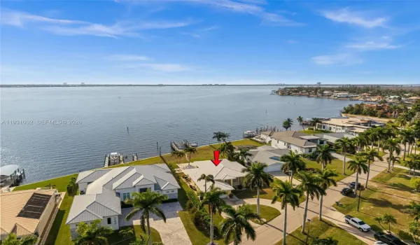 Southern exposure long water views on the Caloosahatchee River