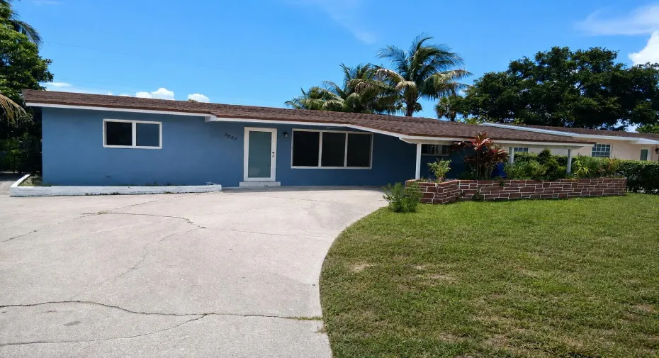 Front of House left view