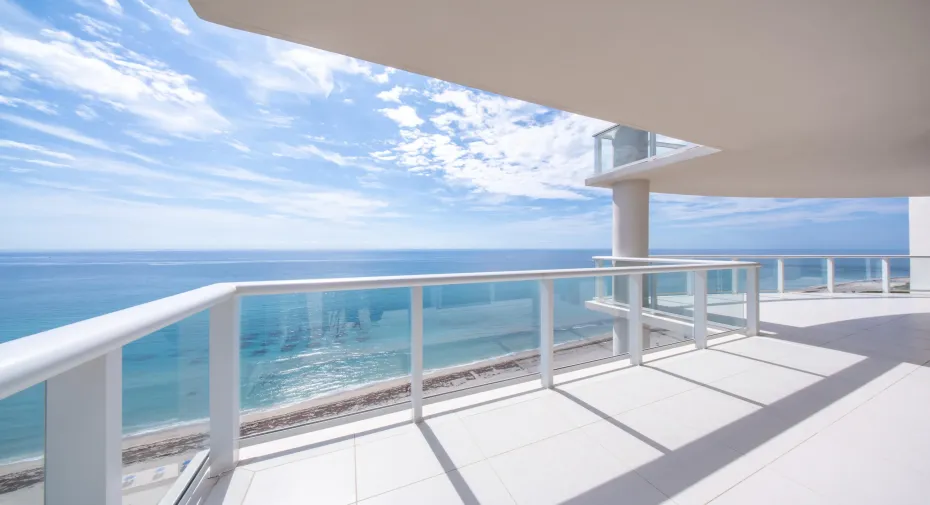 Amazing Balcony with stellar views