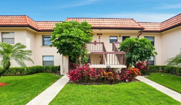 Beautiful Updated 2/2 Condo