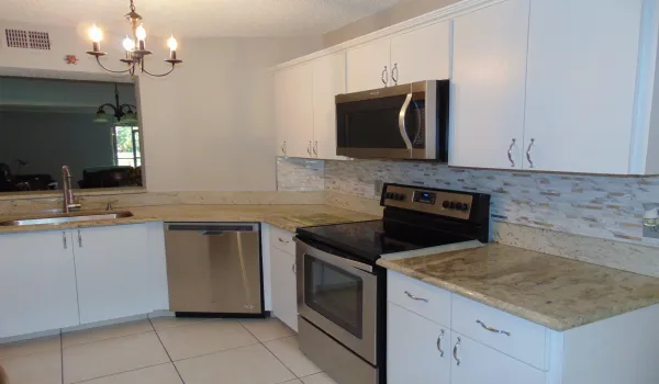 EAT IN KITCHEN WITH LOTS OF CABINET AND COUNTER SPACE