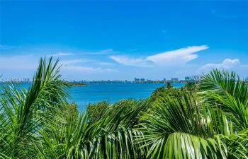 DIRECT BAYVIEWS from every angle of the condo!
