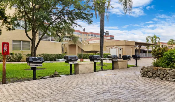 1_accutour_408-nw-68th-ave-apt-405-001