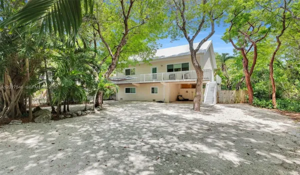 Really pretty 3 bed/3 bath home with impact windows/doors and a metal roof