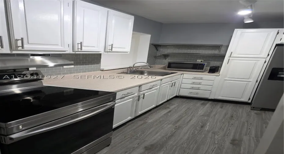 TOTALLY REMODELED KITCHEN WITH SS APPLIANCES & EXTRA PANTRY