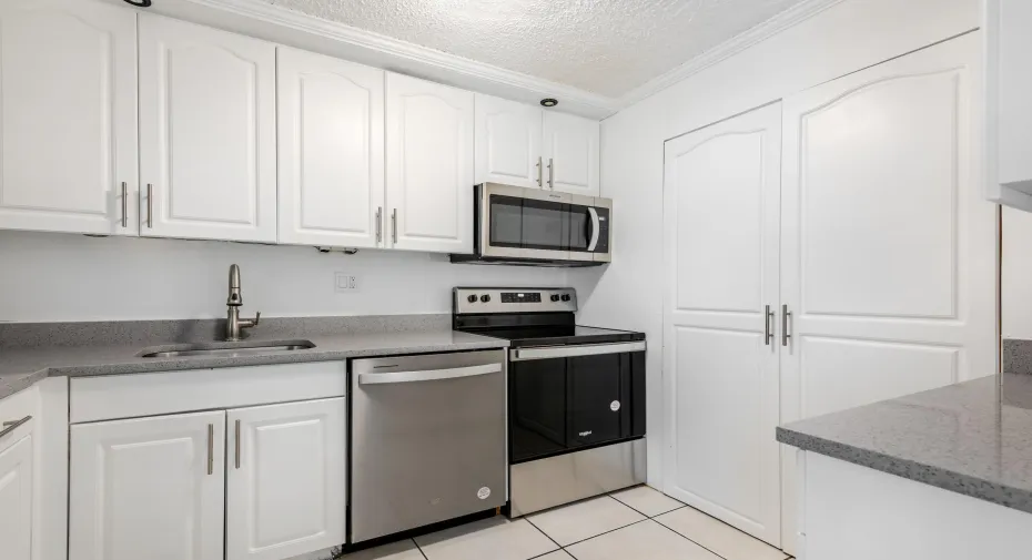 8020 Fairview Dr-5