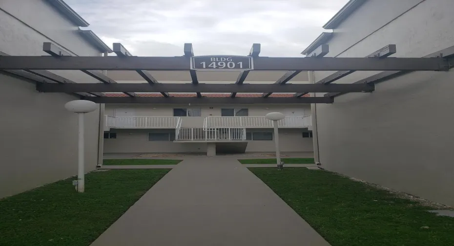 #10 KENDALL WALKWAY 2