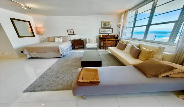 OPEN STUDIO, ocean views and balcony