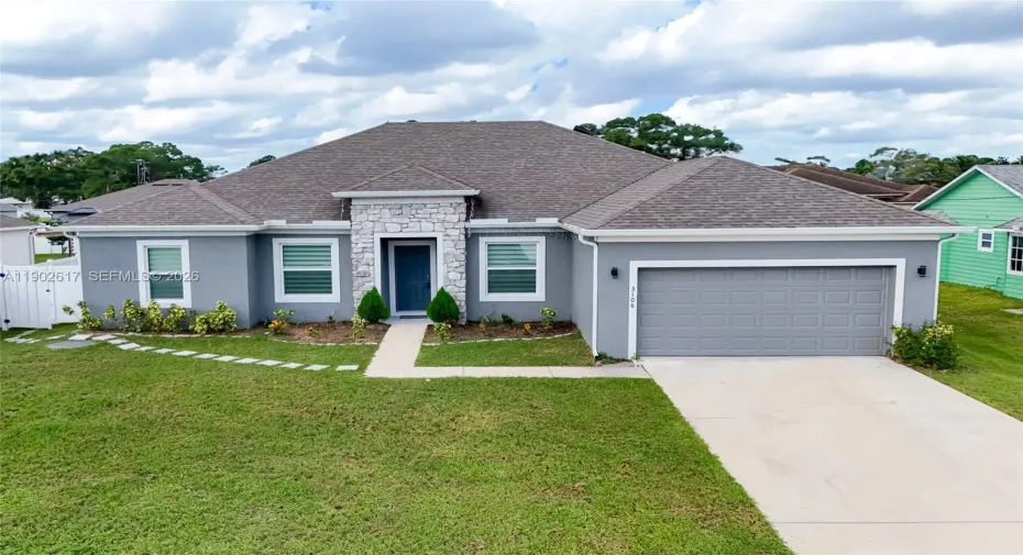 port-st-lucie-modern-home-no-hoa-front-exterior - by-jusesky-cuesta.jpg