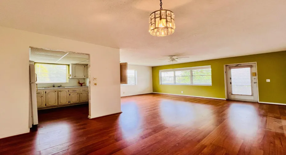 Cheerful CORNER in 55+ Century Village! 1/1.5 Second Floor Corner With Gleaming Wood Look Laminate Flooring Throughout!