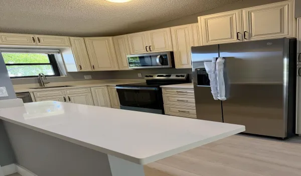 Windwood G222. Renovated and Fresh!