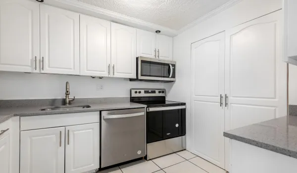 8020 Fairview Dr-5