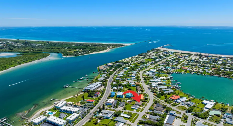Quick drive to waterfront restaurants like square grouper tiki, marina, beach, jetty