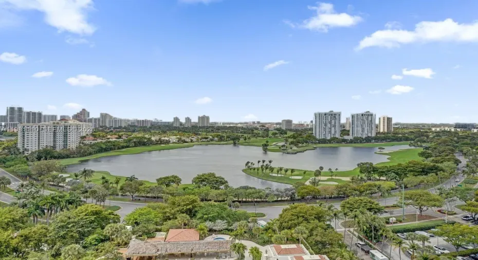 Direct golfcourse and lake views.
