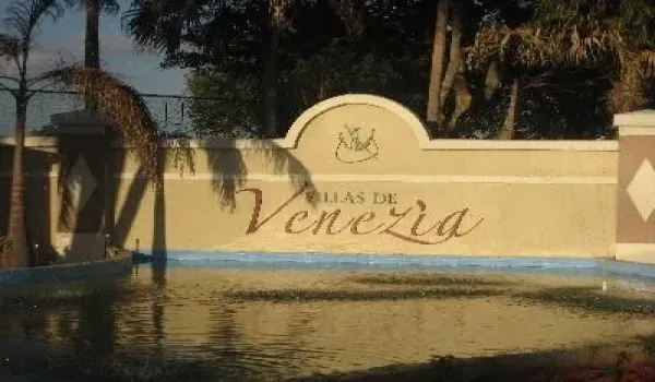 villas_de_venezia_entrance_pic_12.20.10