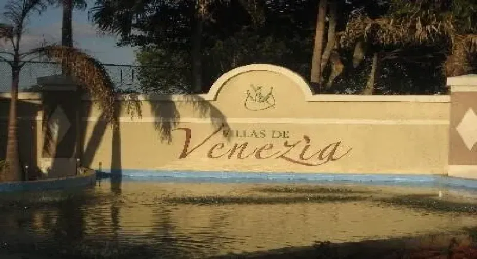 villas_de_venezia_entrance_pic_12.20.10