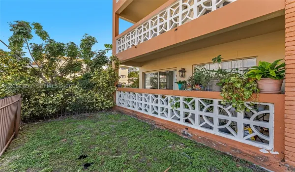 Spacious 2 bedroom/2 bath corner unit with 3 walk in closets
