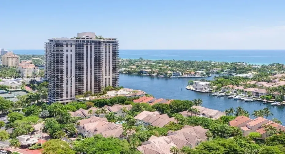 AMAZING VIEWS FROM THIS LUXURY PENTHOUSE