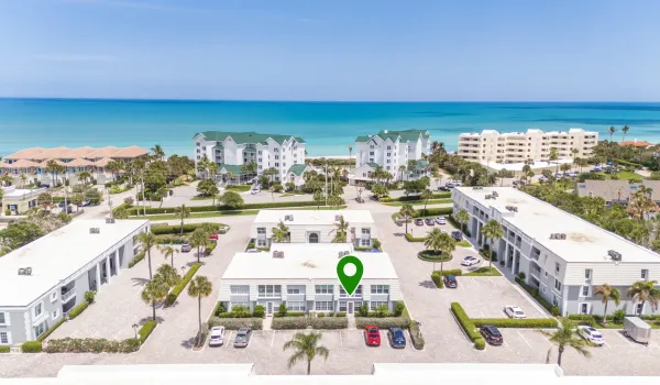 Ocean Dr. Near the beach, shops, restaurants!