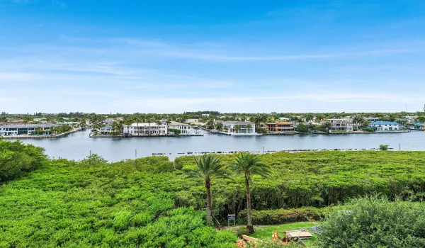 BEAUTIFUL INTRACOASTAL VIEWS & SUNSETS!