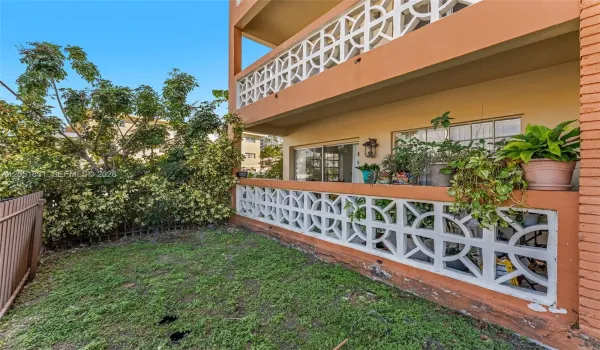Spacious 2 bedroom/2 bath corner unit with 3 walk in closets