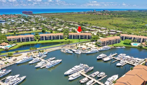 Close proximity to the beach, intercostal and the best of everything Jupiter has to offer.