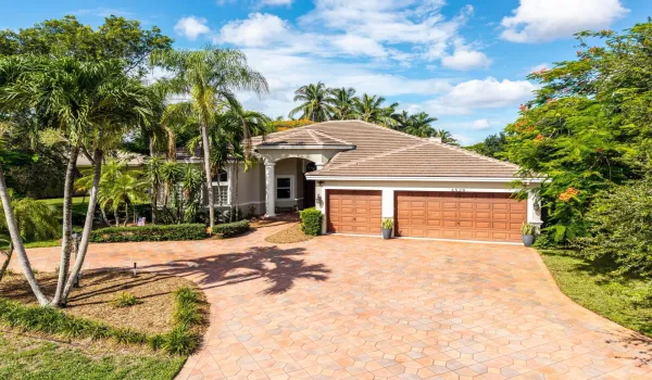 001-048-Front of Home-4000x3000