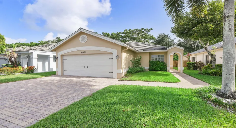 8821 Lake Park Cir N_038