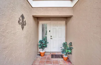 4941 Riverside Foyer