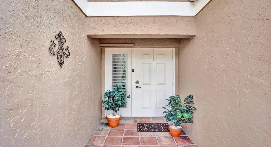 4941 Riverside Foyer