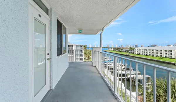 001-108ParadiseHarbourBoulevard-502-Nort